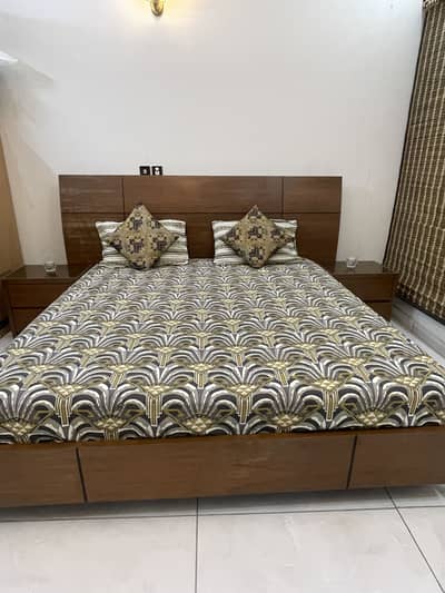 Queen bed set with side tables with dressing table