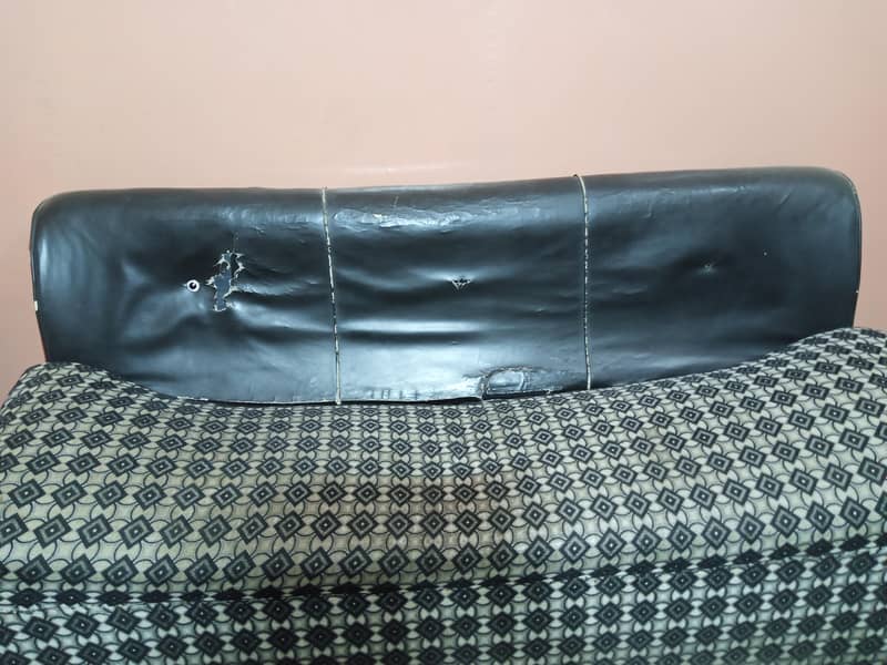 2 Sofas Hai 1