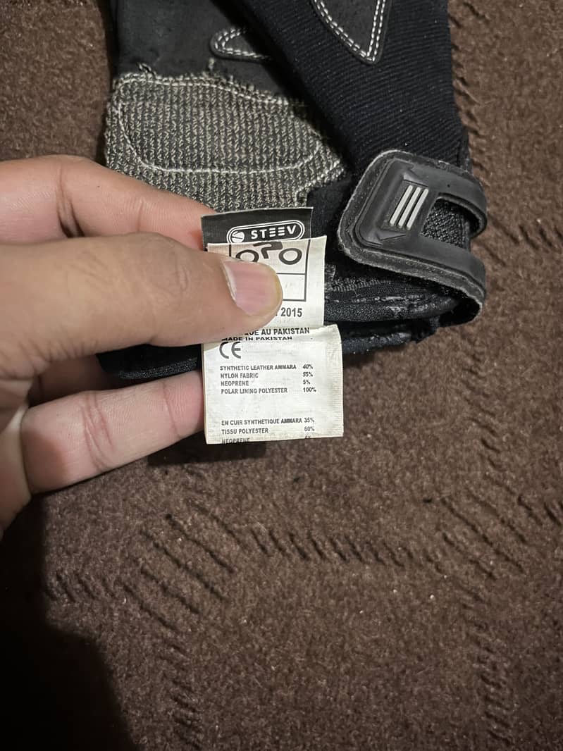 Steev Gloves 1