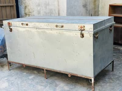 Steel peti Trunk in mint condition