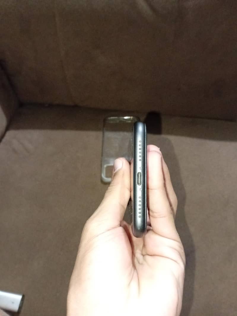 IPhone 11 4
