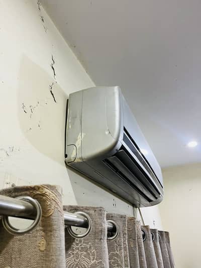 Ac 10/10 hai cooling full chill hai no open or repair