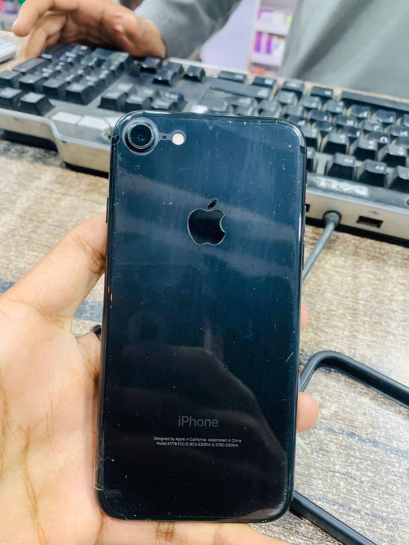 Apple iPhone 7 0