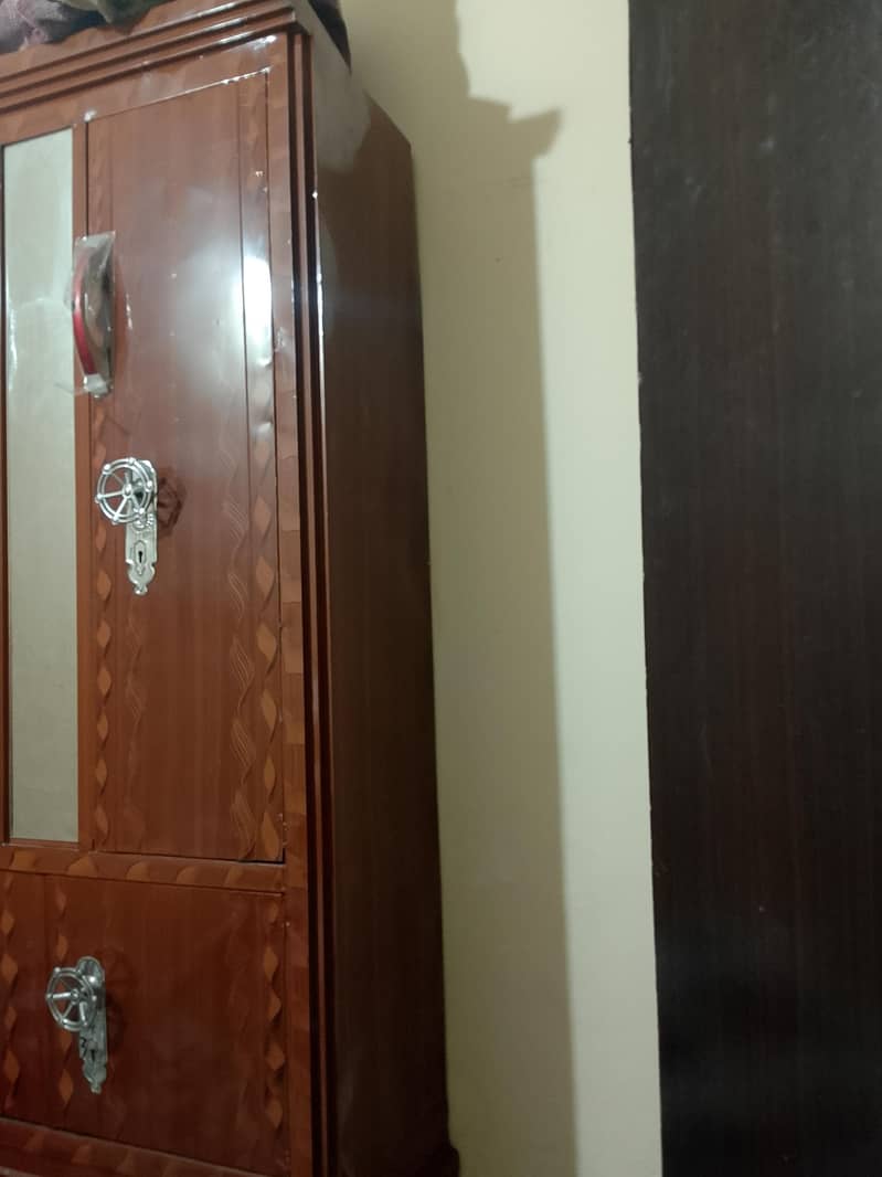 almari 1