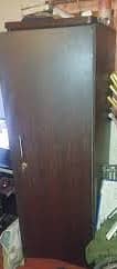 Ek single door wood Almari aur ek single bed bhe ha