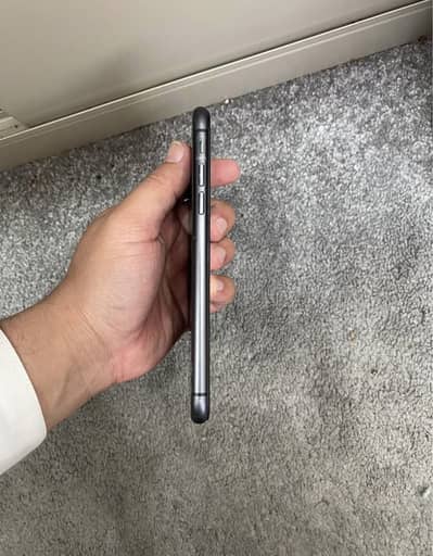 Apple iPhone 11 (sim time remaining)