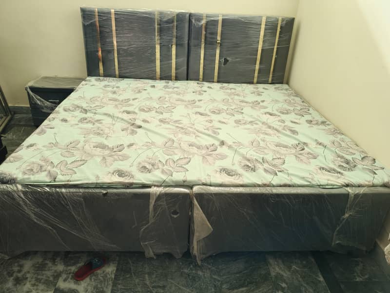 Single beds with side table 0