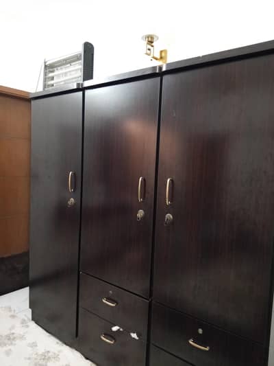 four door ki boht Achi condition m cupboard