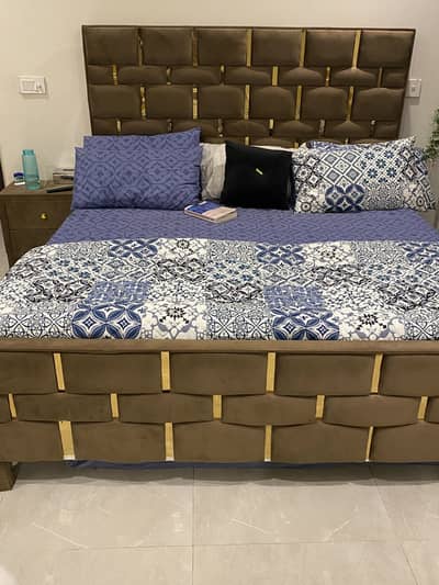 Bed with 2 side tables