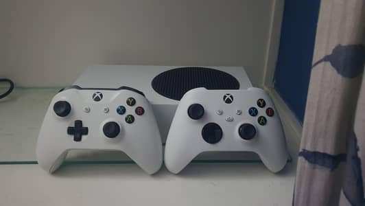 Xbox Series S 500 GB Console With 2 Controllers
