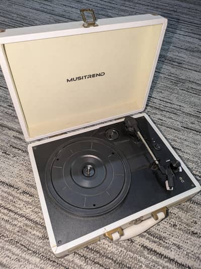 Musitrend Portable Suitcase Vinyl Record Player / Turntable (White)