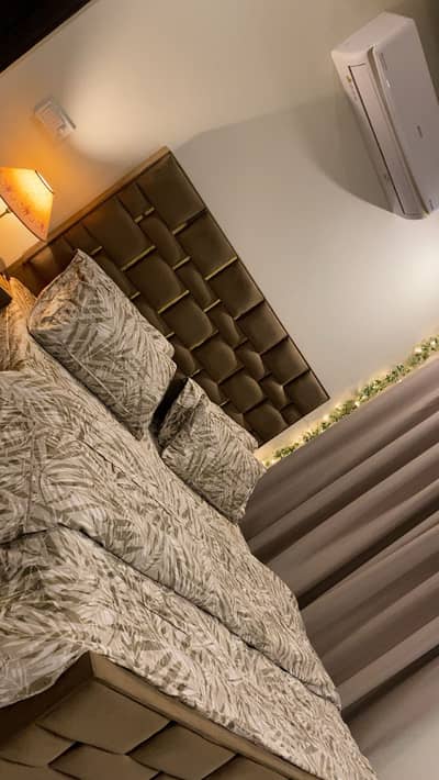 Bed with 2 side tables
