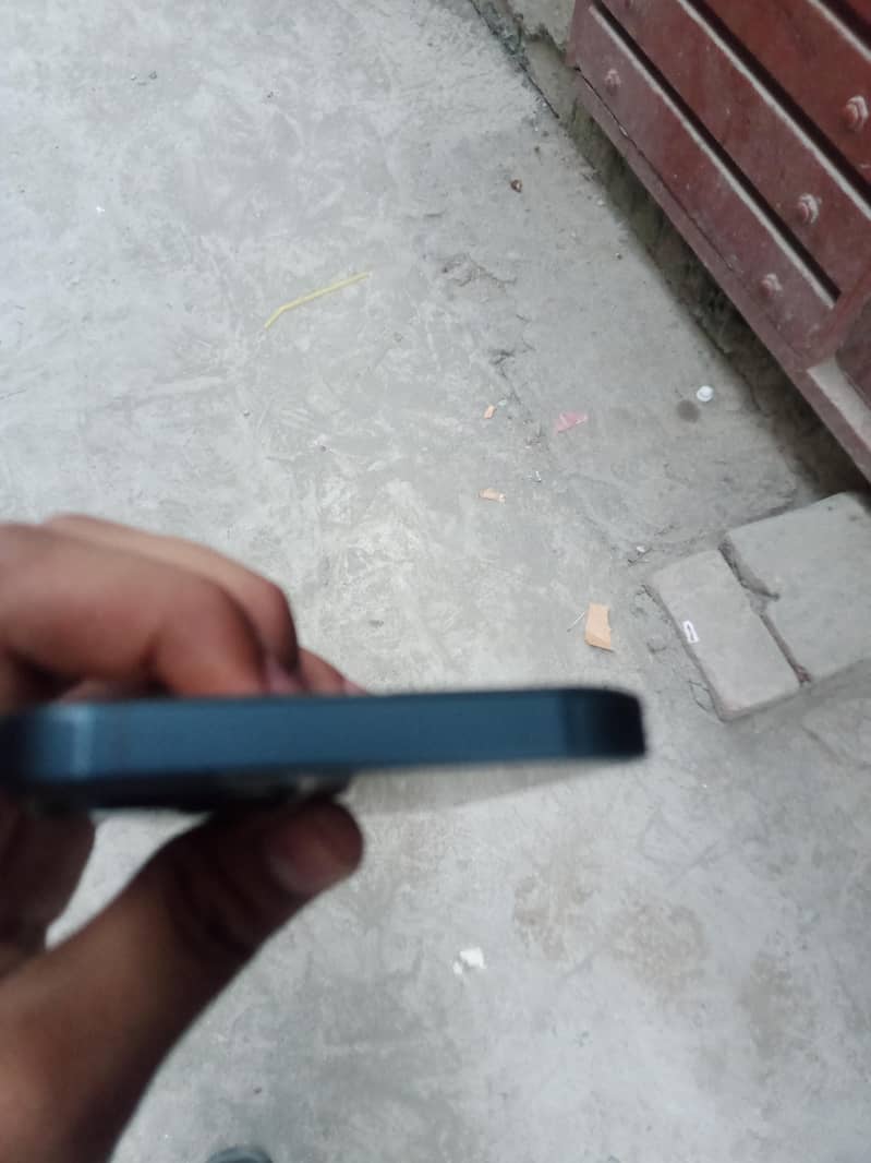 Apple iPhone 13 2