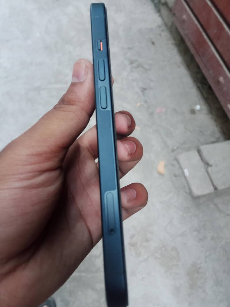 Apple iPhone 13 4