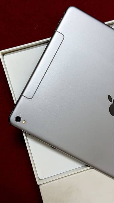 Apple IPad Pro wifi + Cellular Variant with box