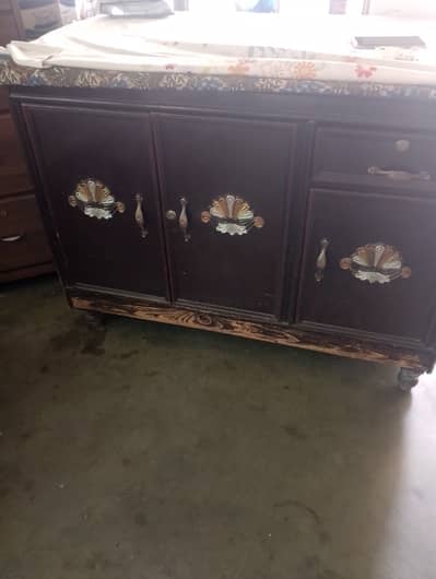 Iron stand in good condition for sale