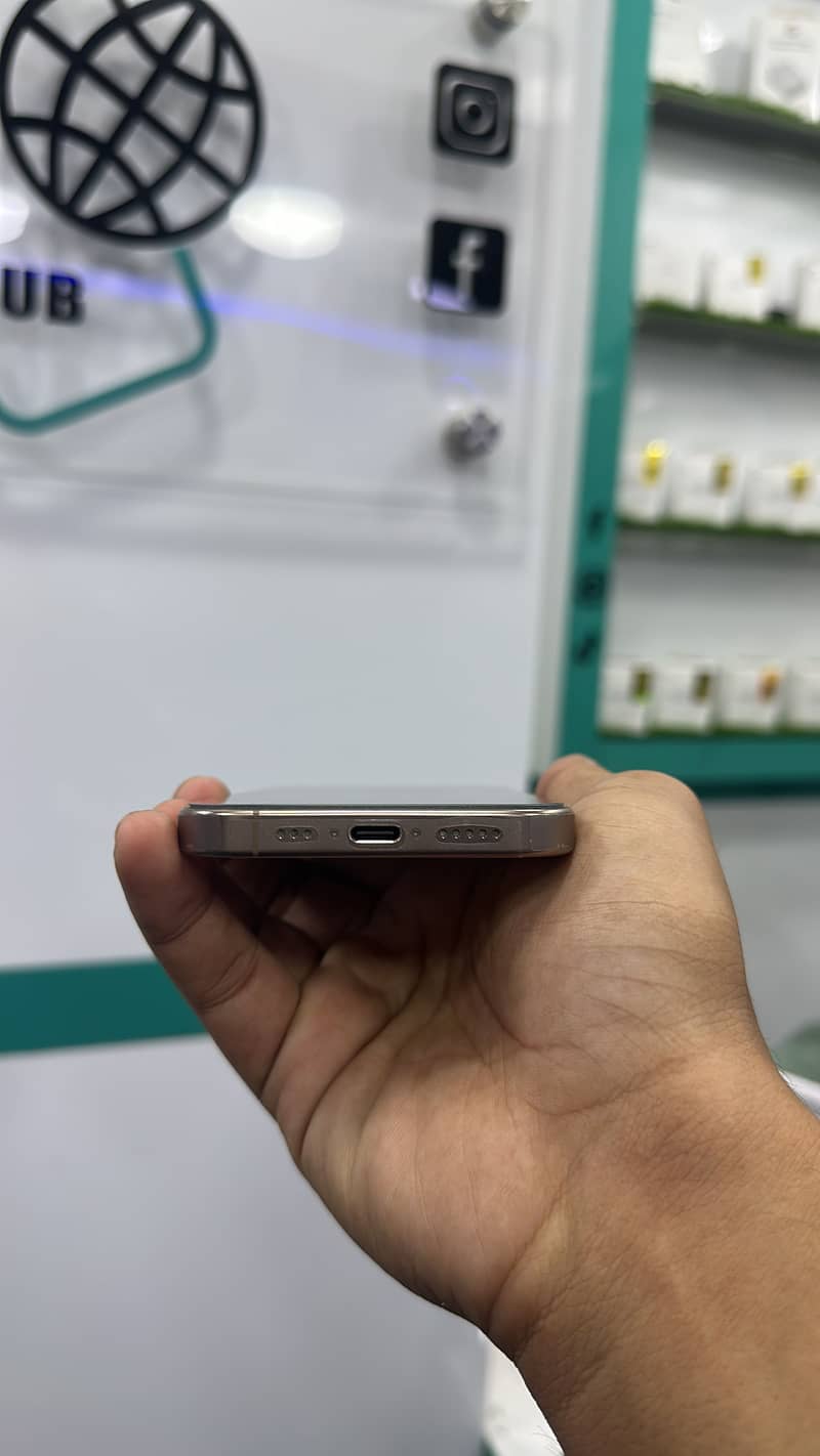 Apple iPhone 16 Pro 2