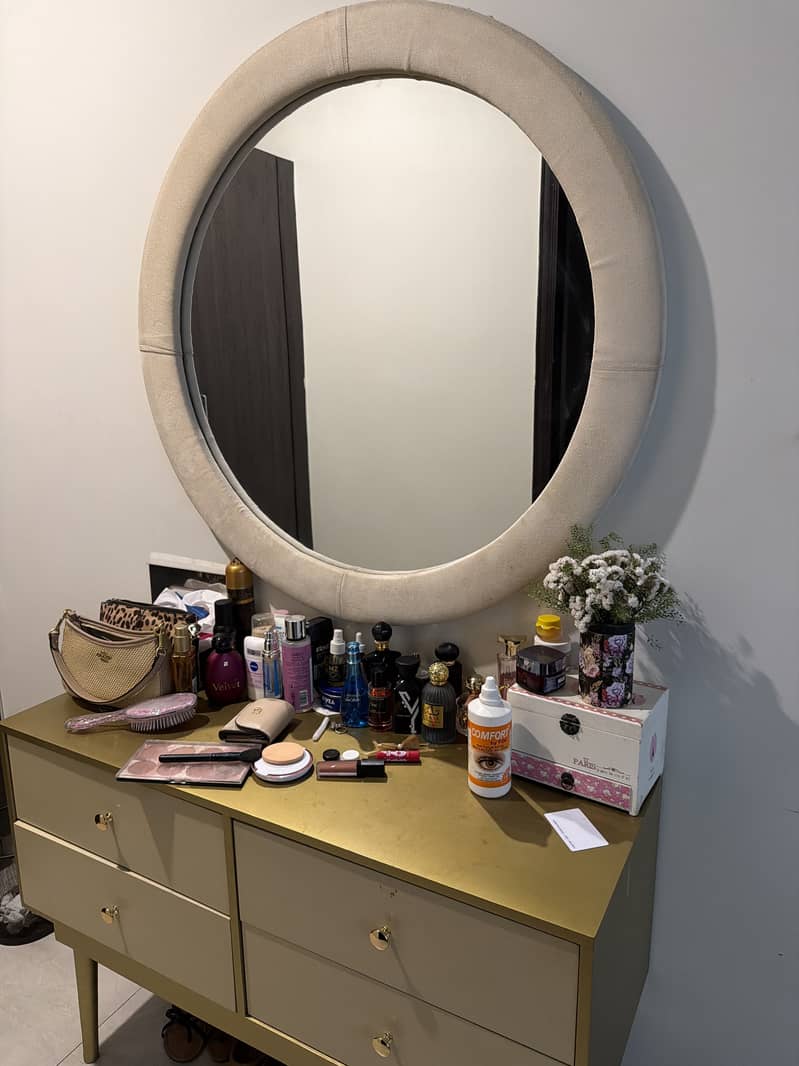 Dressing table with mirror 2