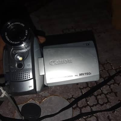 CANON M750
