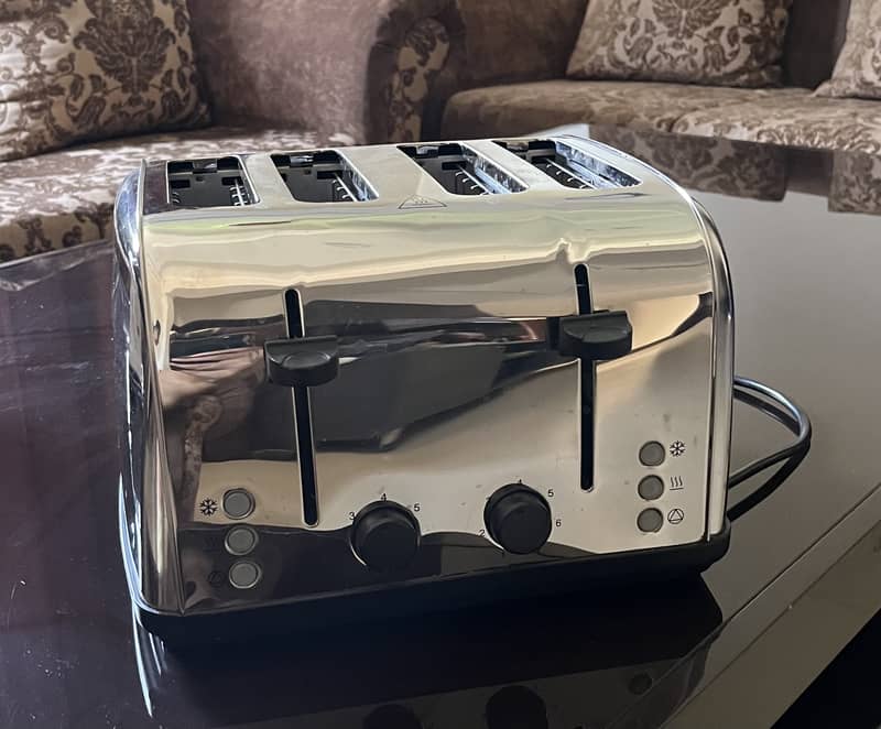 4 Slice Toaster 1