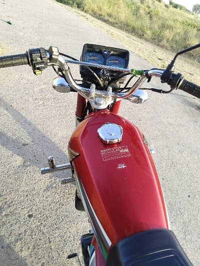 new bike hai 1 hath per chla koie problem nhi hai just buy and drive