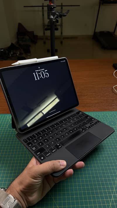 M2 iPad pro 11 Inches 128GB Wifi, Apple Pencil, Magic keyboard