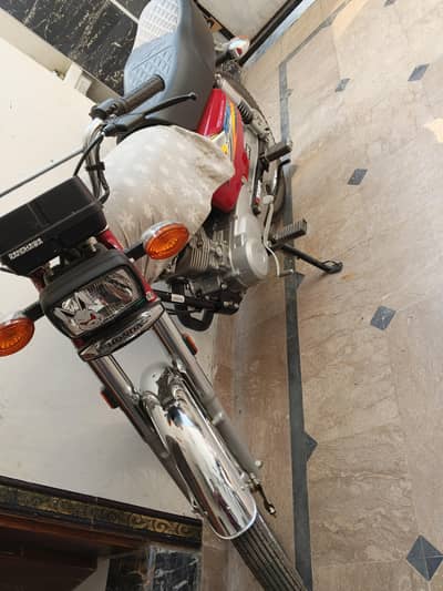 Honda 125 Red color