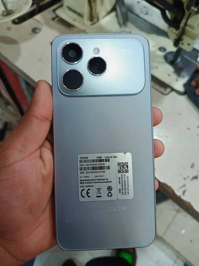 Teckno spark 40 brand mobile one hand use