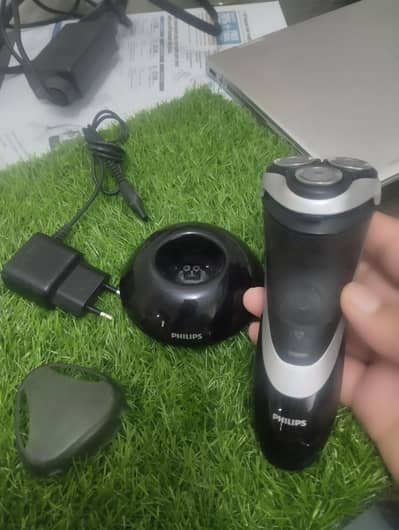 philips shaver with stand and charger