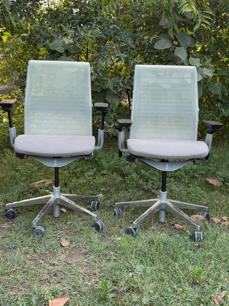 Office chairs/Office table/Draws/Tables/Racks/Sofas/Computer Tables 4
