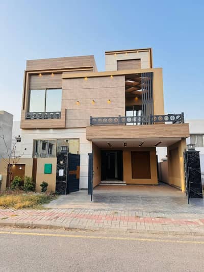 8 Marla Used House for Sale in C Block Phase 2 Bahria Orchard Rs. 2.65 Crore