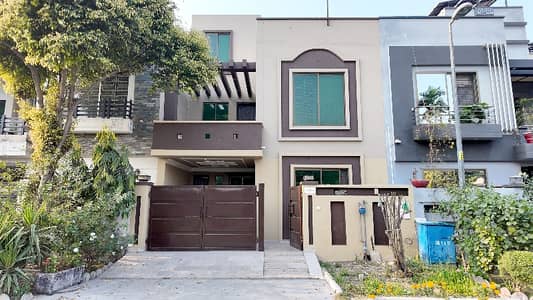 Perfect Facing Park 5 Marla House In Bahria Nasheman - Sunflower For sale
