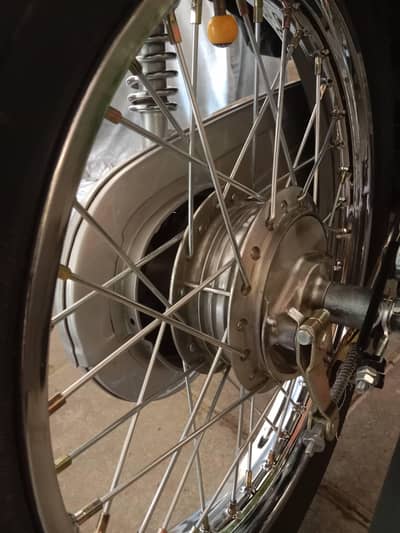2023 model reg 2024 bike bilkul ok ha koi kam nh sound bhot acha hai