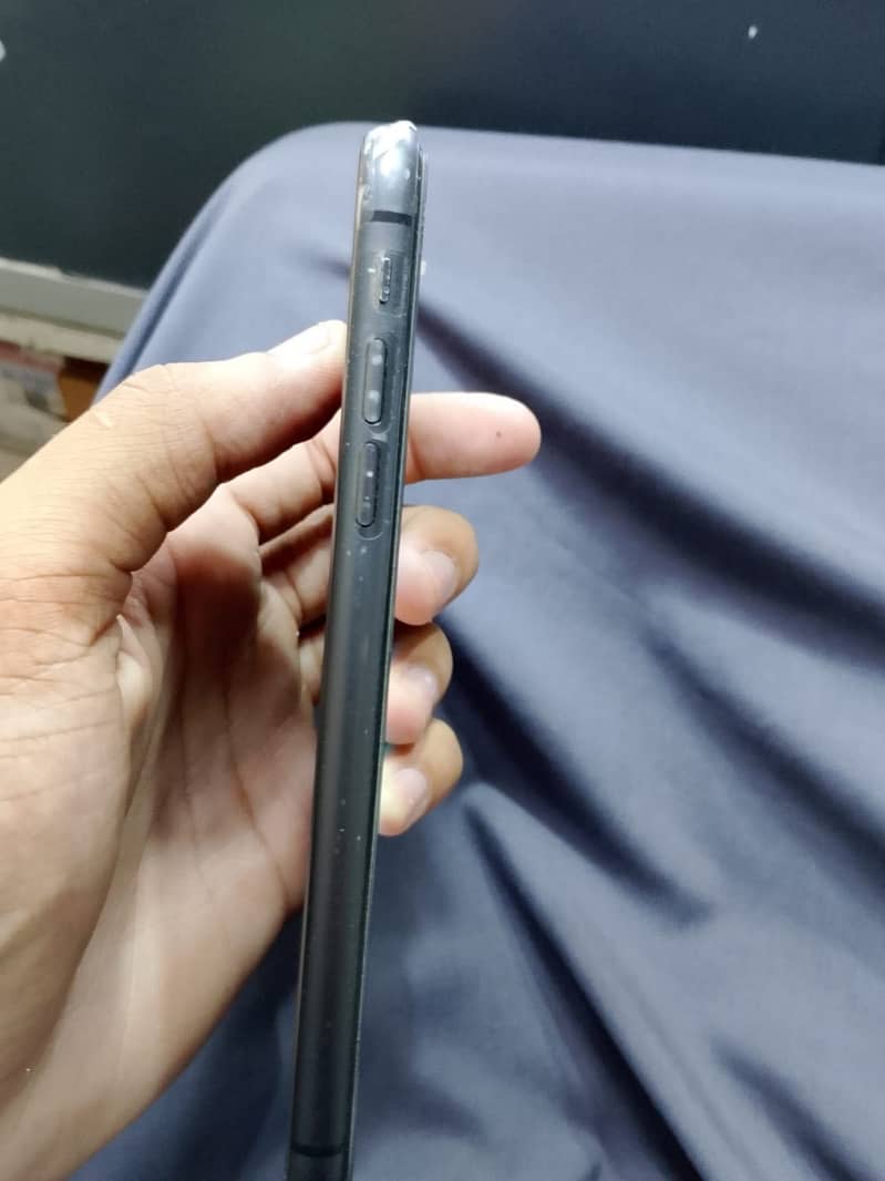 iPhone 11 4