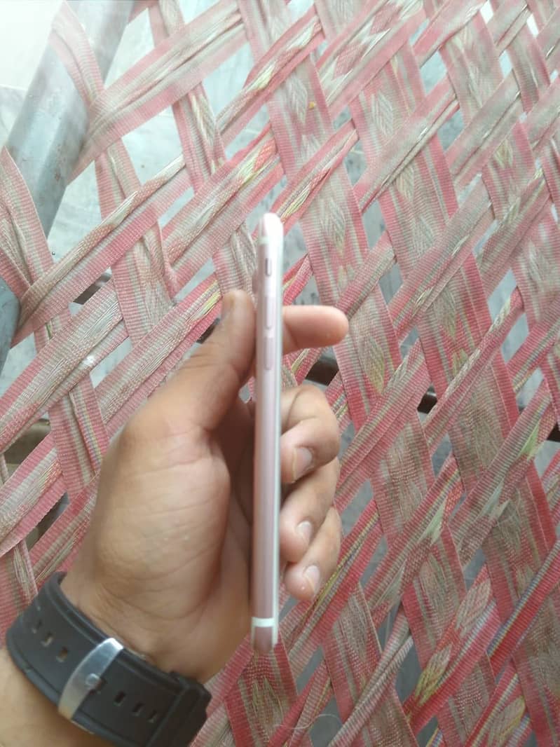 Apple iPhone 7 0