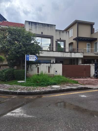 Highly-Coveted 10 Marla House Is Available In Bahria Town Phase 4 For Sale