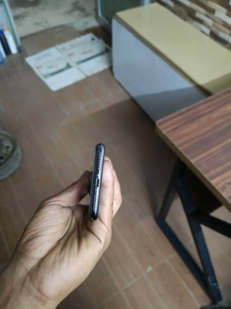 Apple iPhone X 4