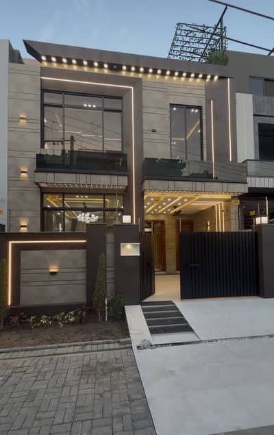 5 Marla Ultra Modern House With 4 bedrooms Available For Sale In Central Park Housing Scheme Lahore
