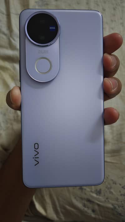 Vivo V50 (12 512)
