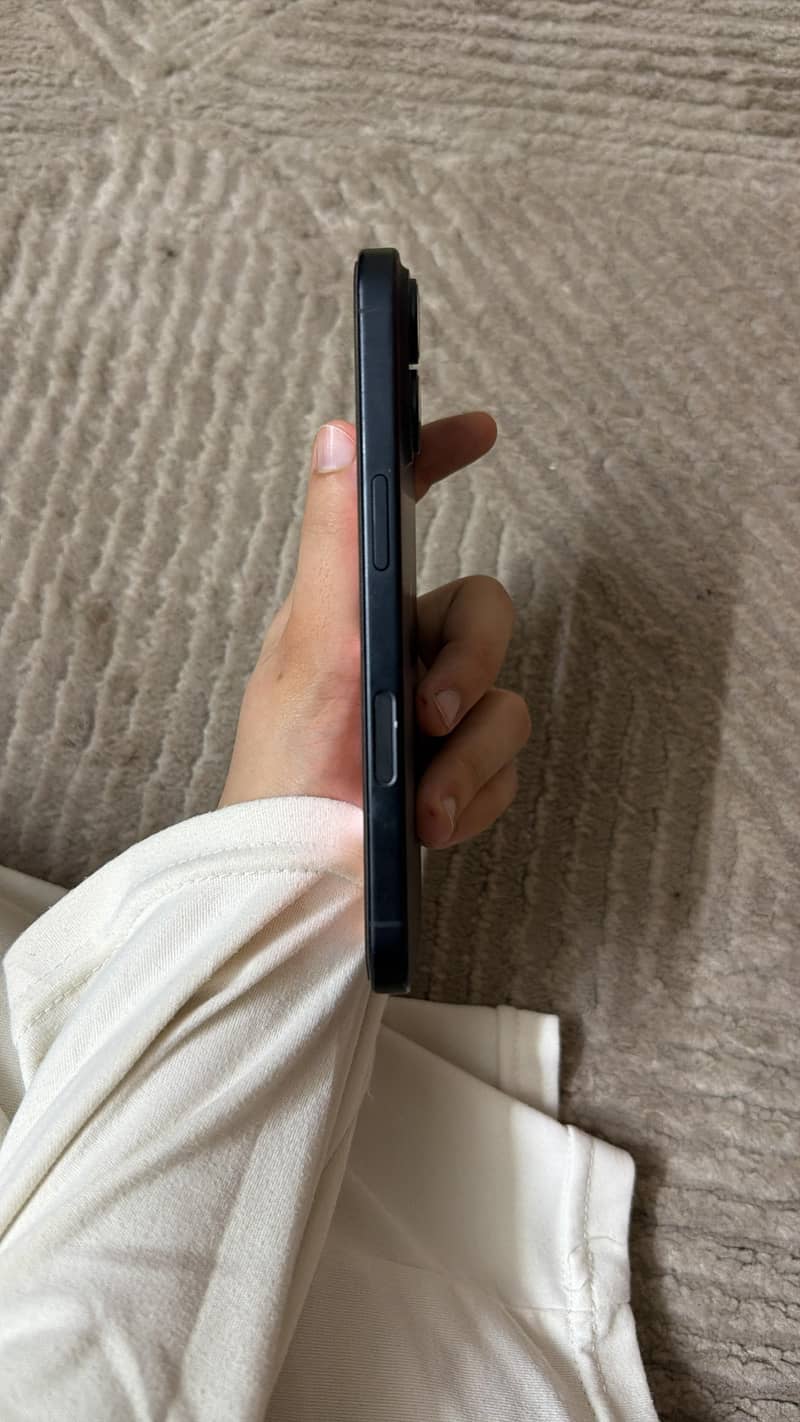 Apple iPhone 16 3
