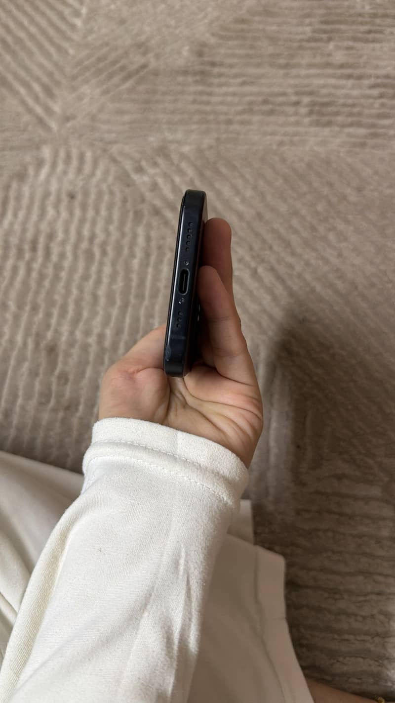 Apple iPhone 16 4