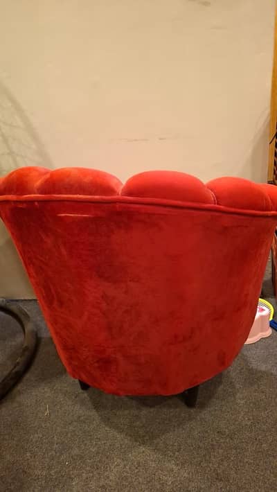 2 cup chairs and 2 table like new