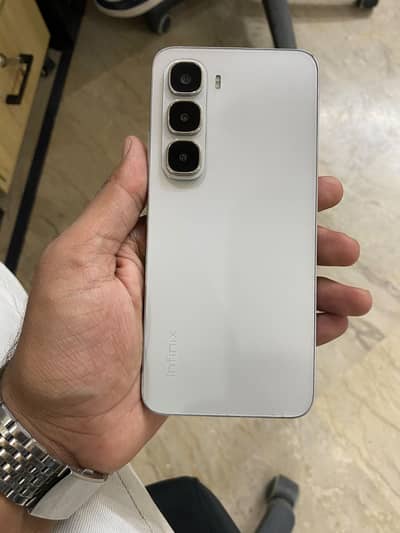 Infinix Hot 60i 6GB / 128