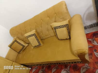 Nue furniture ha bs pso ke zurat ha as Lia sale kr rha ha