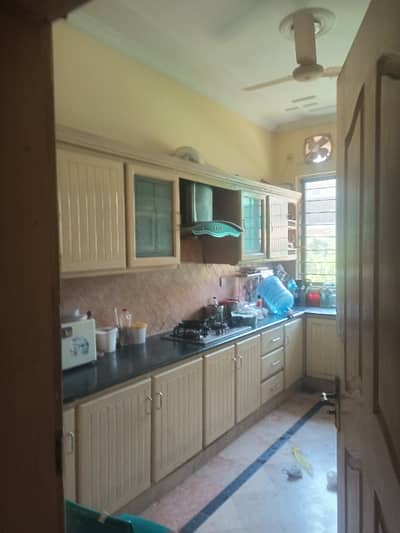 upper portion available for rent 10 marla demond 90000
