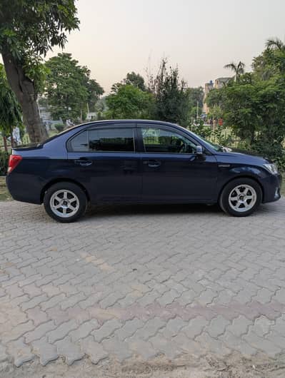 Toyota Corolla Axio hybrid 2014