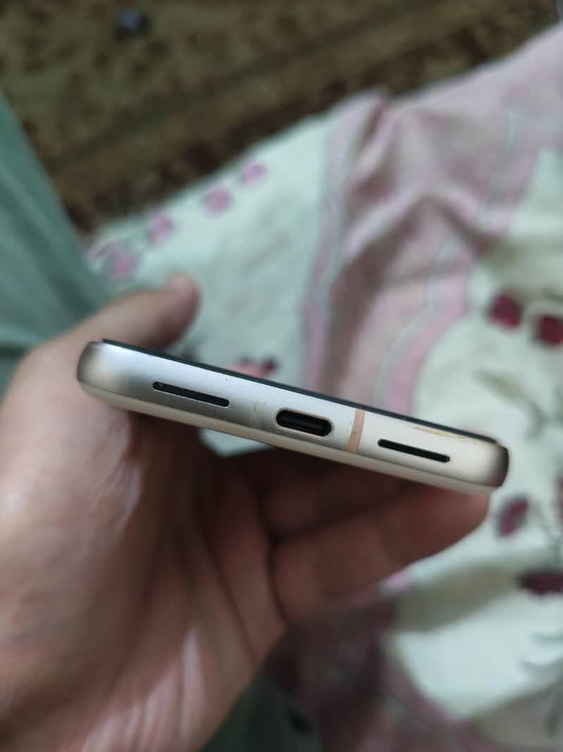 Google Pixel 8 4