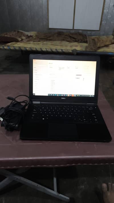 Dell latitude E7270 core i7, 8Gb Ram with 128 GB graphic card