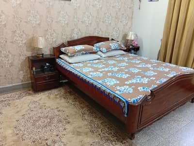 Queen size bed in a excellent condition without mattress. Pure wooded .
