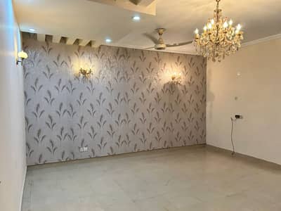 10 MARLA FIRST FLOOR HOT LOCATION LIKE NEW